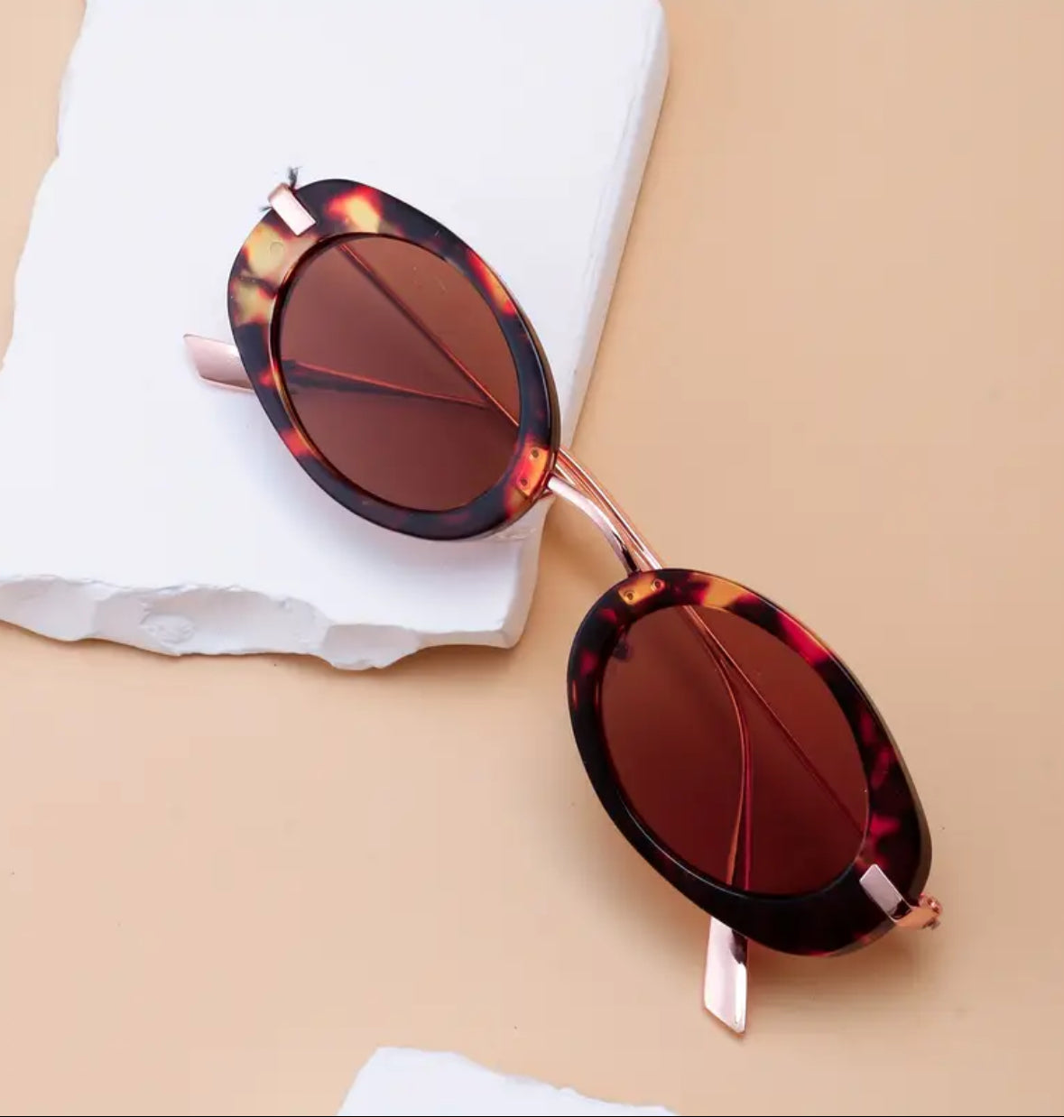 Chic Oval Sunglasses with Metal Frame | VENOM